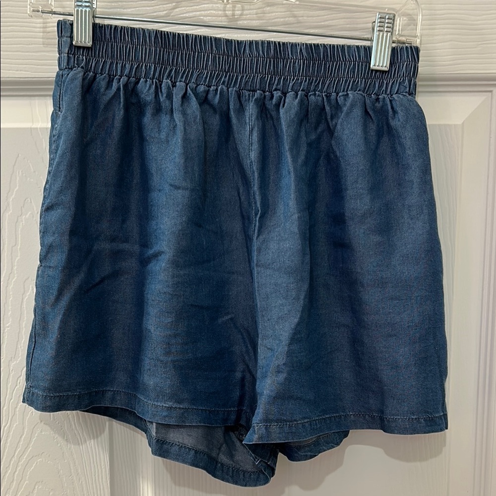 PINK LILLY SHORTS
PULL ON CHAMBRAY SHORTS W/ POCKETS  EXCELLENT CONDITION